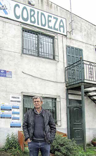 Revista AFRIGA - Ramón Santalla frente a la nave de Cercio de la cooperativa Cobideza - Microsilos de maíz