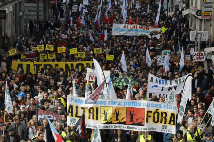 Miles de personas protestan en Santiago contra Altri y